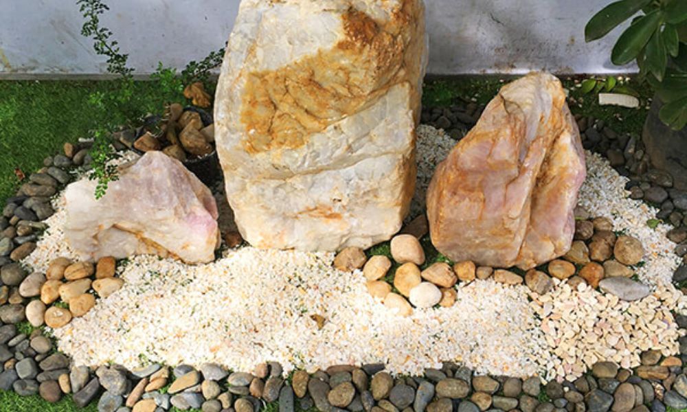 Khi nào nên thuê dịch vụ thi công đá trang trí sân vườn?